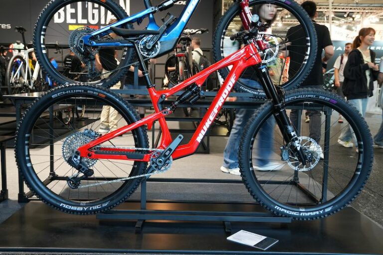 velos nukeproof dans un magasin de velo en exposition