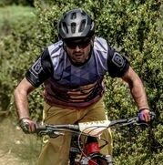 homme sur son vtt pendant une randonnée