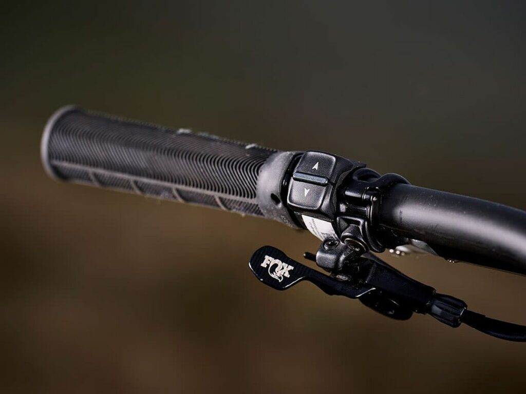 detail poignée de vélo et commande au guidon assistance electrique