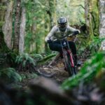 un véttétiste en foret sur son vtt