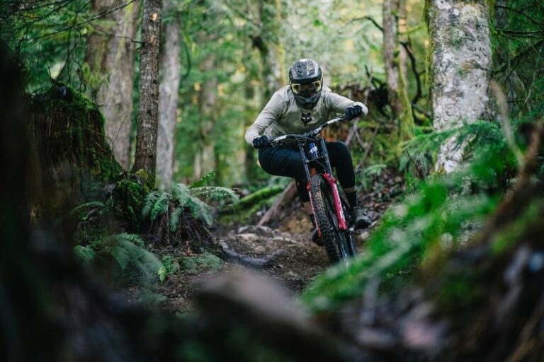 un véttétiste en foret sur son vtt