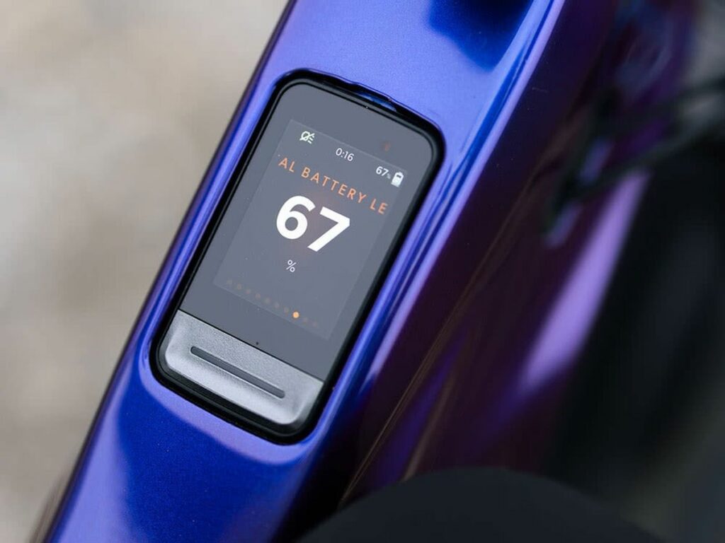 ecran de controle integré dans le cadre haut du vttae giant