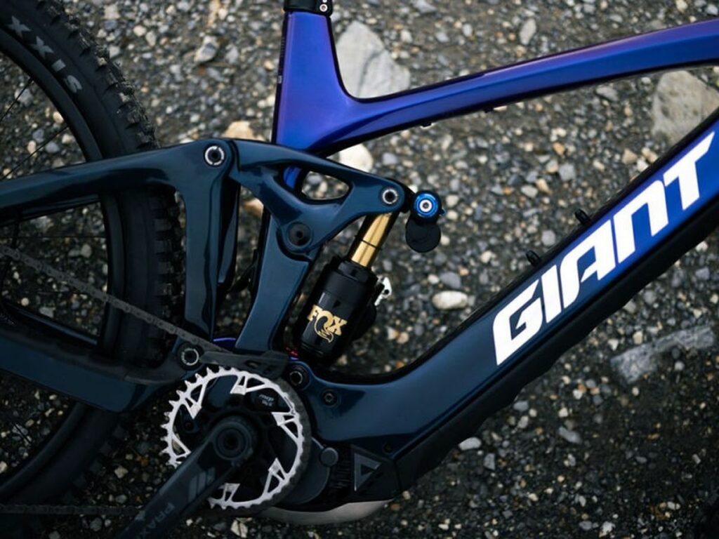 velo electrique giant posé au sol neuf dans le papier