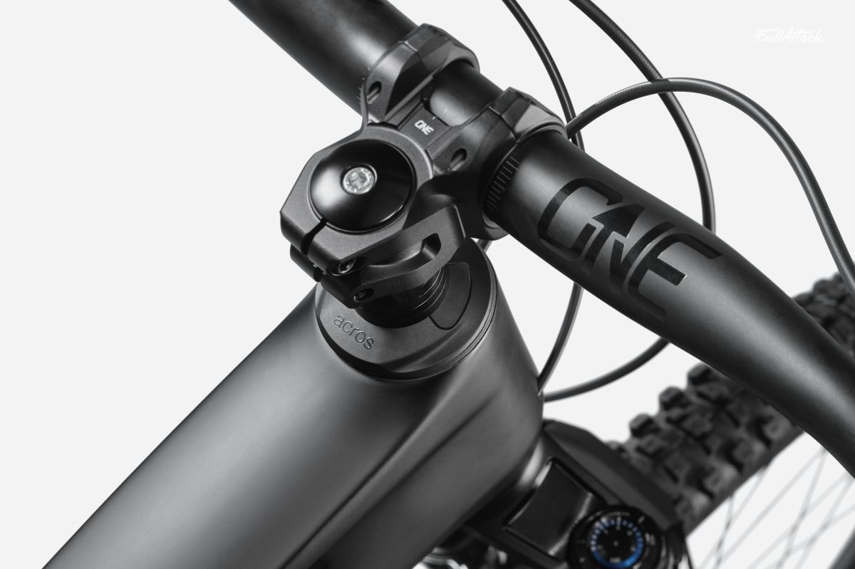 image qui montre ou passe les gaine de frein du vtt dans le cadre