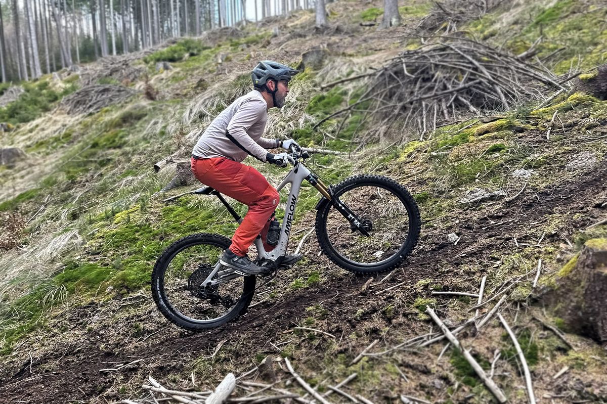 velo a assistance electrique en action dans une montée