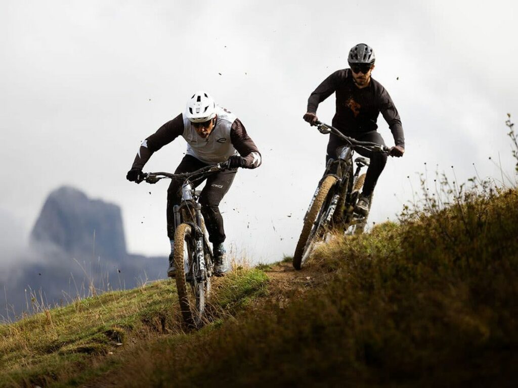 deux pilotes vtt se poursuivent en montagne