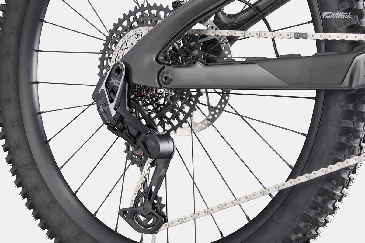 image d'une roue arriere de vtt et vue sur la cassette et le derailleur arrière