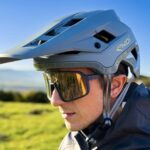 photo du casque sur une personne vue de 3 quart gauche