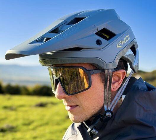 photo du casque sur une personne vue de 3 quart gauche