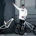 photo du prodige fabio wibmer avec ses vélos canyon