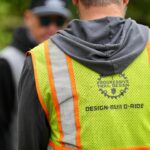 photo d'une personne qui dessine un parcours de vtt