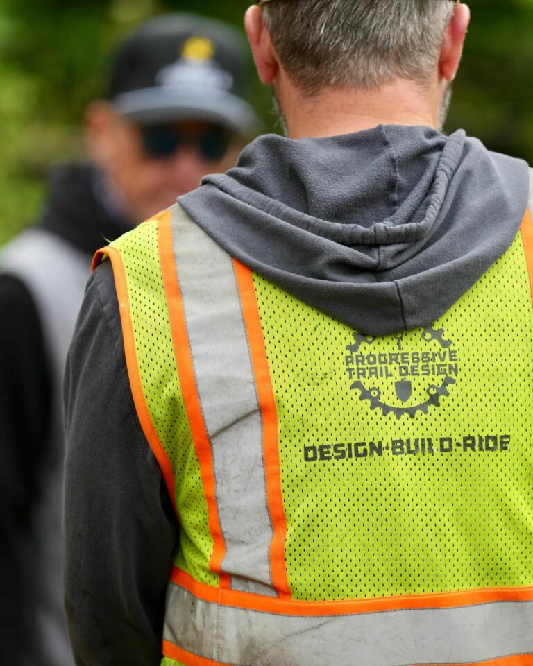 photo d'une personne qui dessine un parcours de vtt