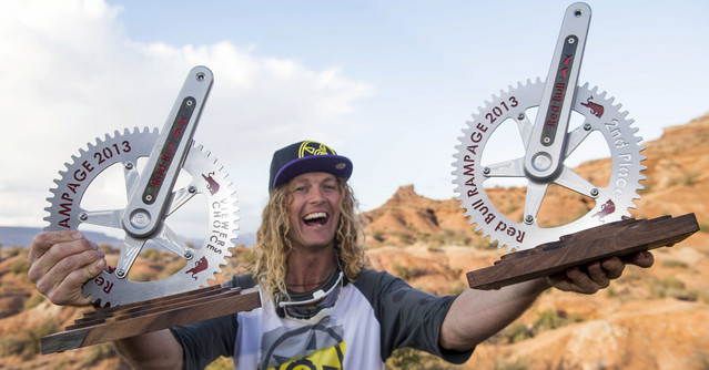 mcagzza remporte la redbull rampage 2013 il montre ses trophées sur la photo