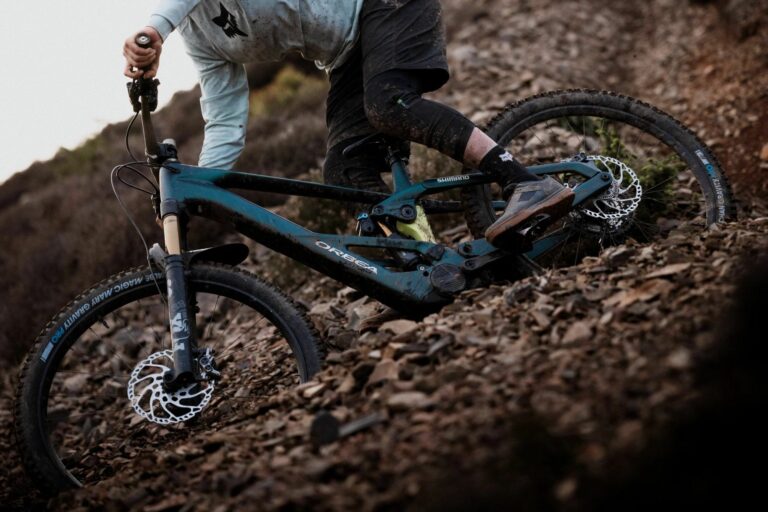 photo d'un pilote sur son orbea wild lt avinox en action en montagne
