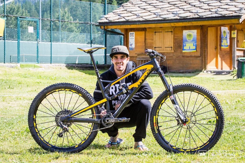 phot de sam hill avec son vtt nukeproof