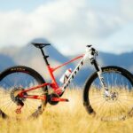 vtt au premier plan et montagne en fond