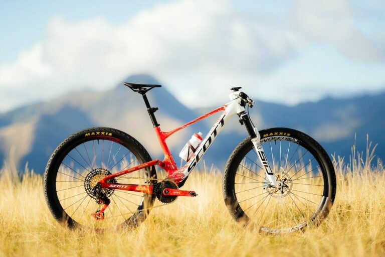 vtt au premier plan et montagne en fond