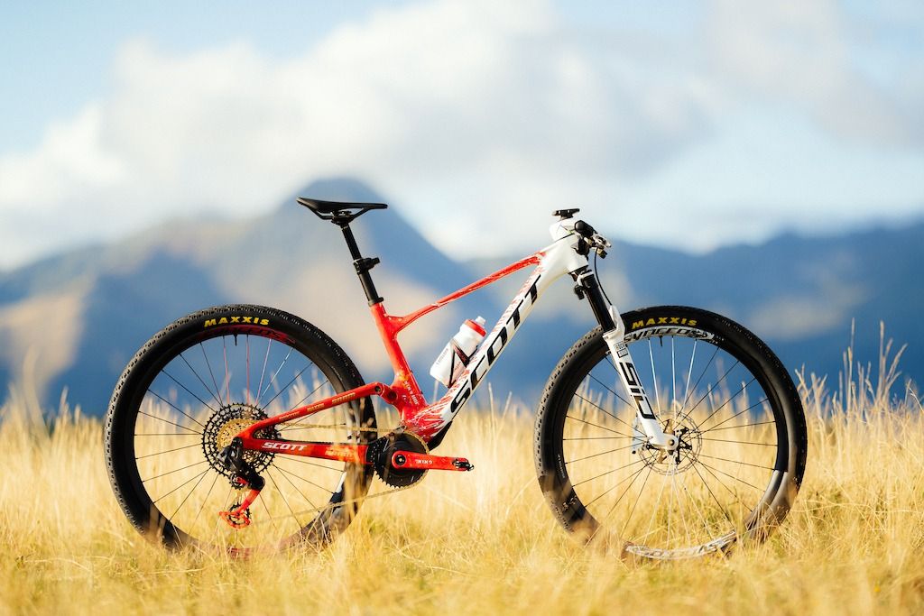 vtt au premier plan et montagne en fond
