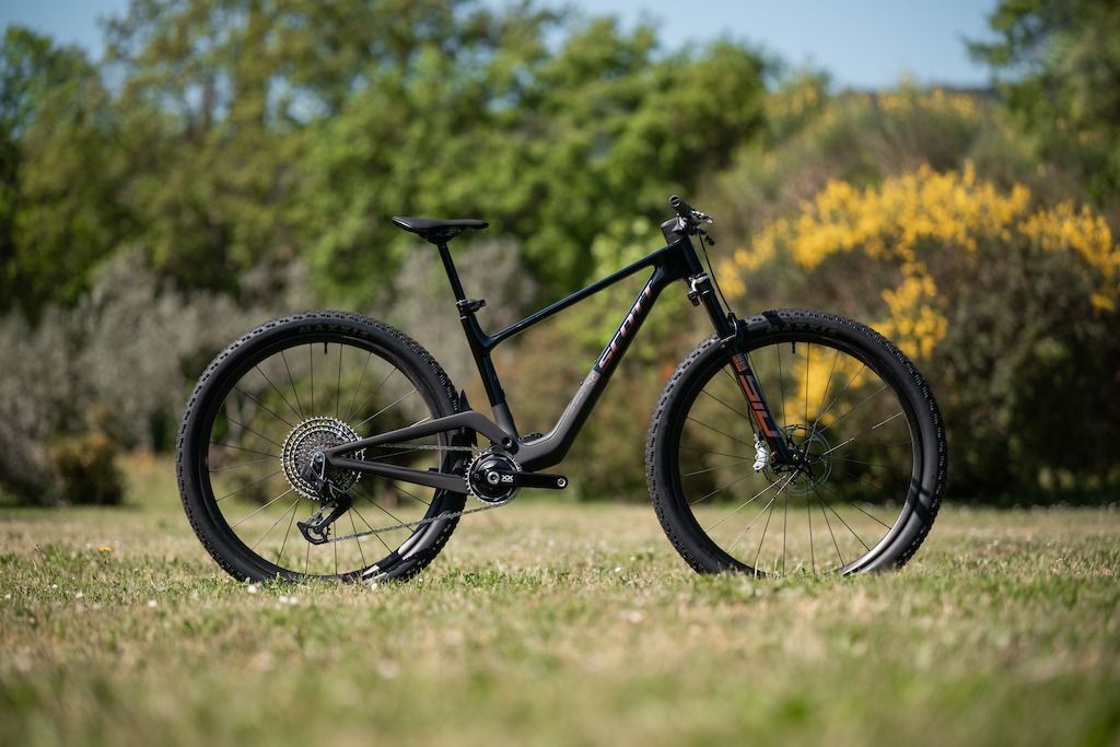 vtt de couleur noire