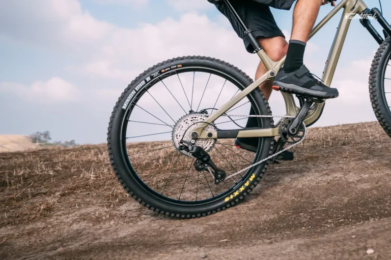 image d'un vtt velo tout terrain en action sur une bosse
