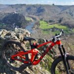 vtt trek slash photographié sur les hauteurs d'ambialet dans le tarn