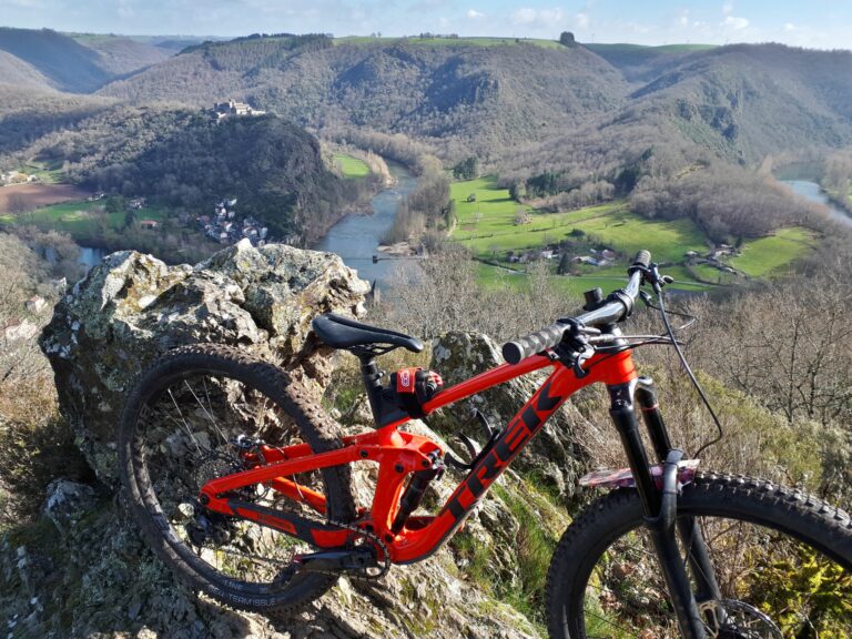 vtt trek slash photographié sur les hauteurs d'ambialet dans le tarn