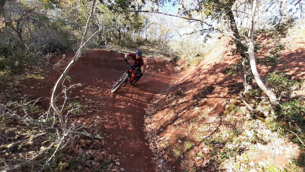 un pilote de vtt qui prend un virage dans la pente