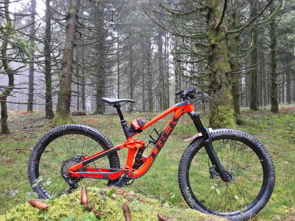 photo du vtt trek slash 7 prise en foret lors d'une sortie vélo