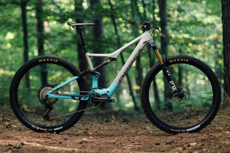 photo d'un vtt electrique orbea rise h30 dans la foret