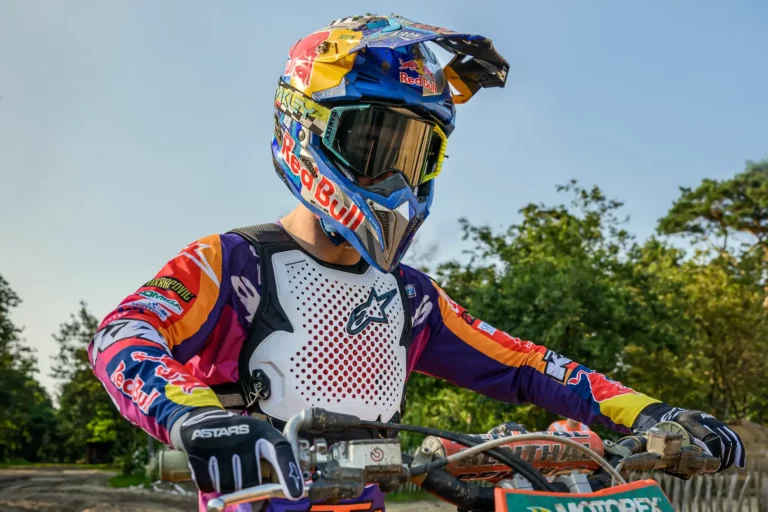 un pilote de motocross équipé du gilet airbag alpinestar