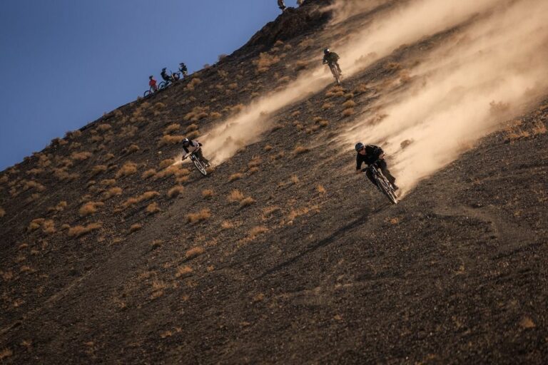 plusieurs pilotes vtt qui se poursuivent dans la pente