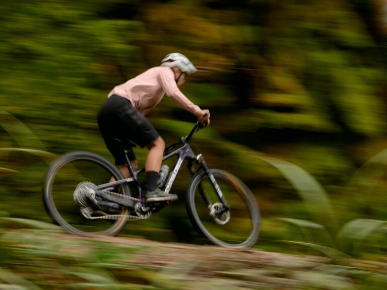 un vttiste au guidon du vtt santacruz blur 2027