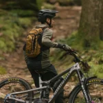 remy metailler avec son sac a dos et son vtt dans la foret