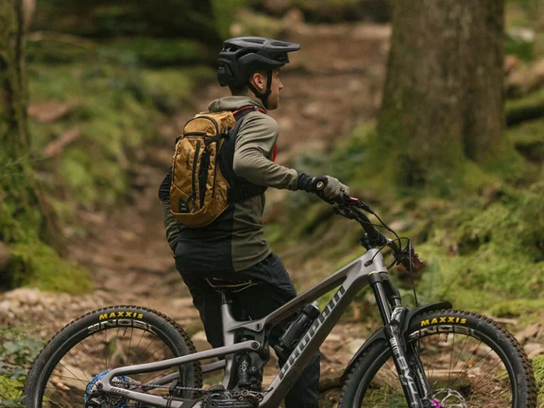 remy metailler avec son sac a dos et son vtt dans la foret