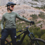 pilote a cote de son vtt avec le pantalon ekoi perf