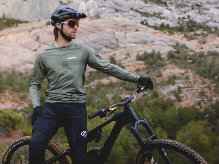 pilote a cote de son vtt avec le pantalon ekoi perf