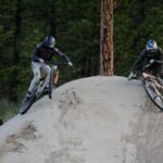 2 pilote vtt freeride sur un saut