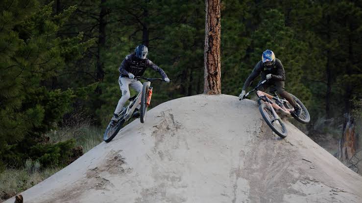 2 pilote vtt freeride sur un saut