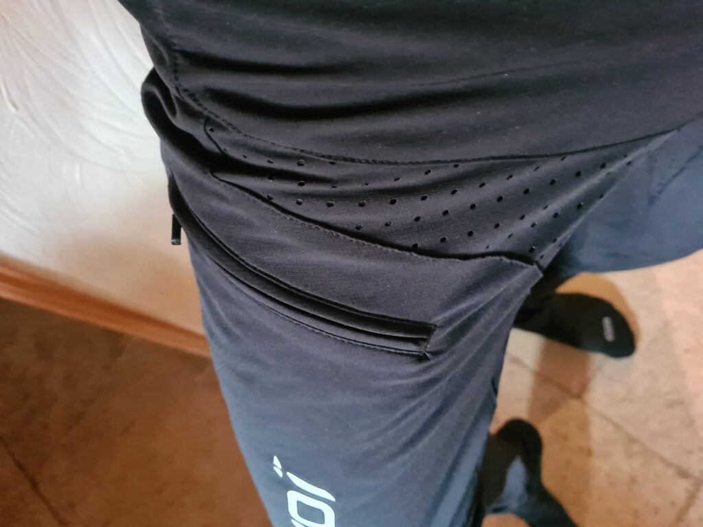 pantalon ekoi pris en photo sur une personne
