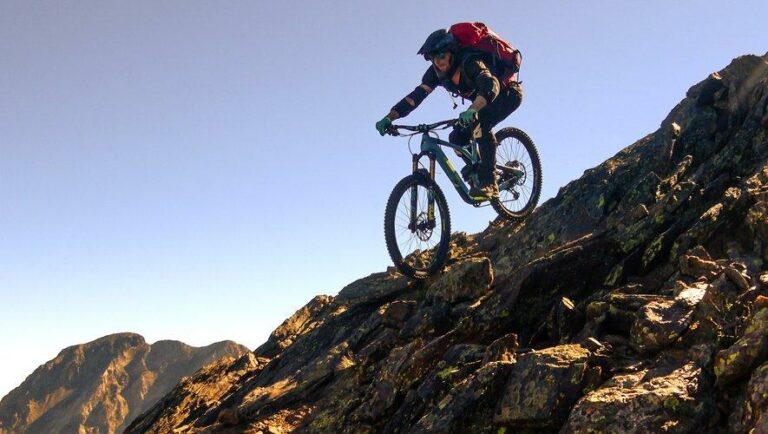 alexis righetti en haute montagne sur son vélo