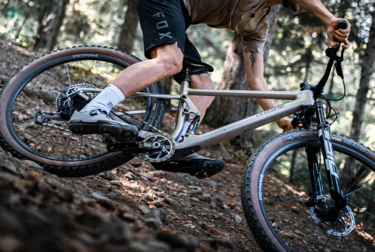 rider sur son vtt en foret qui prend un virage