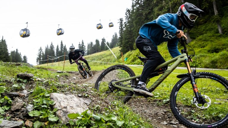 2 pilotes qui se suivent sur un chemin de montagne