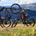 2 personnes en montagne avec leur vtt