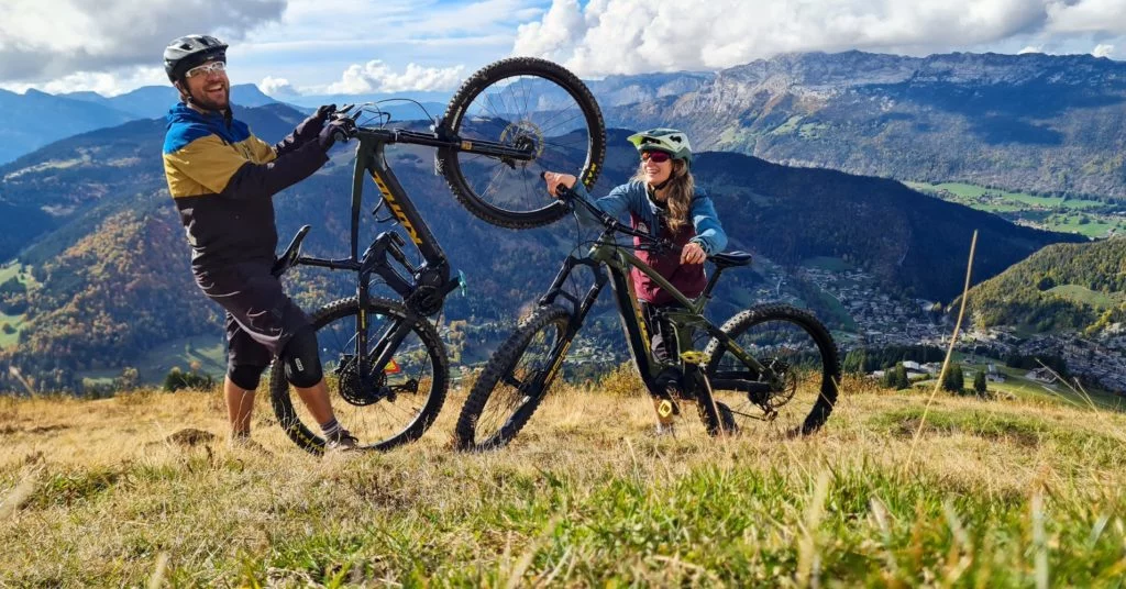 2 personnes en montagne avec leur vtt